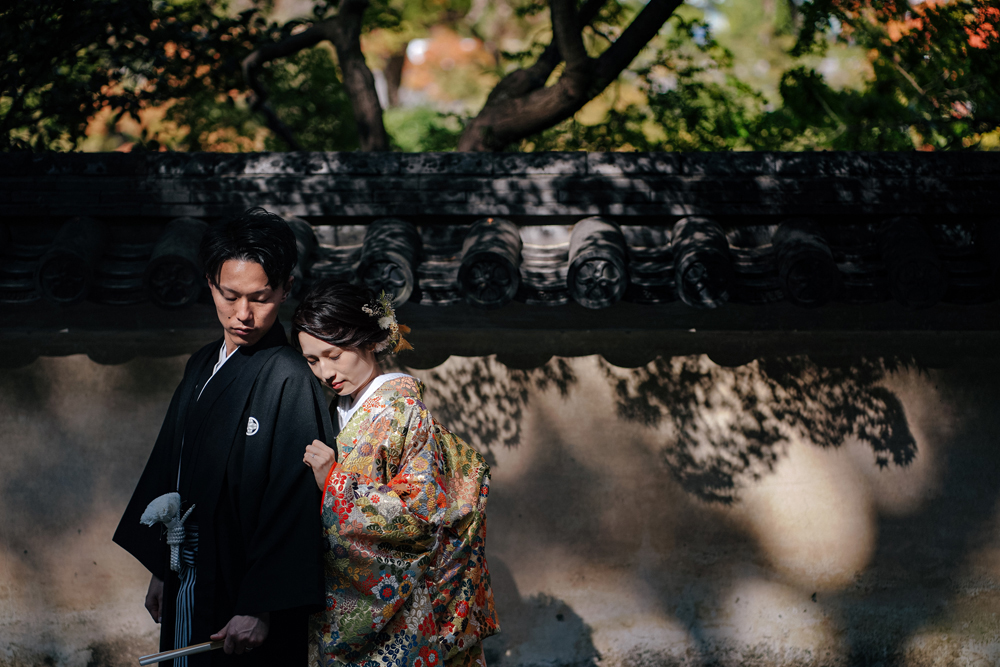 和歌山・和歌山城の前撮り/フォトウェディングのロケーション撮影 | 秋の木漏れ日が入るお庭で。