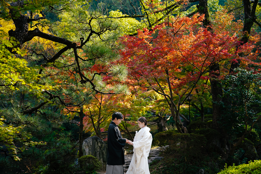 和歌山・和歌山城の前撮り/フォトウェディングのロケーション撮影 | 紅葉一面をバックに和装前撮り。