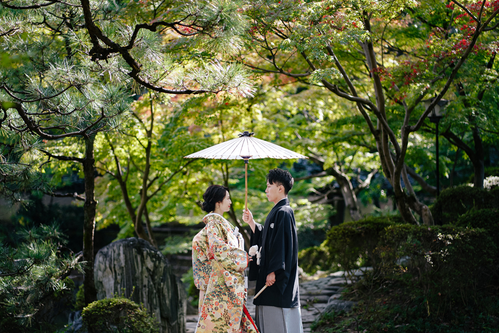 和歌山・和歌山城の前撮り/フォトウェディングのロケーション撮影 | 新緑をバックにした前撮りショット。。
