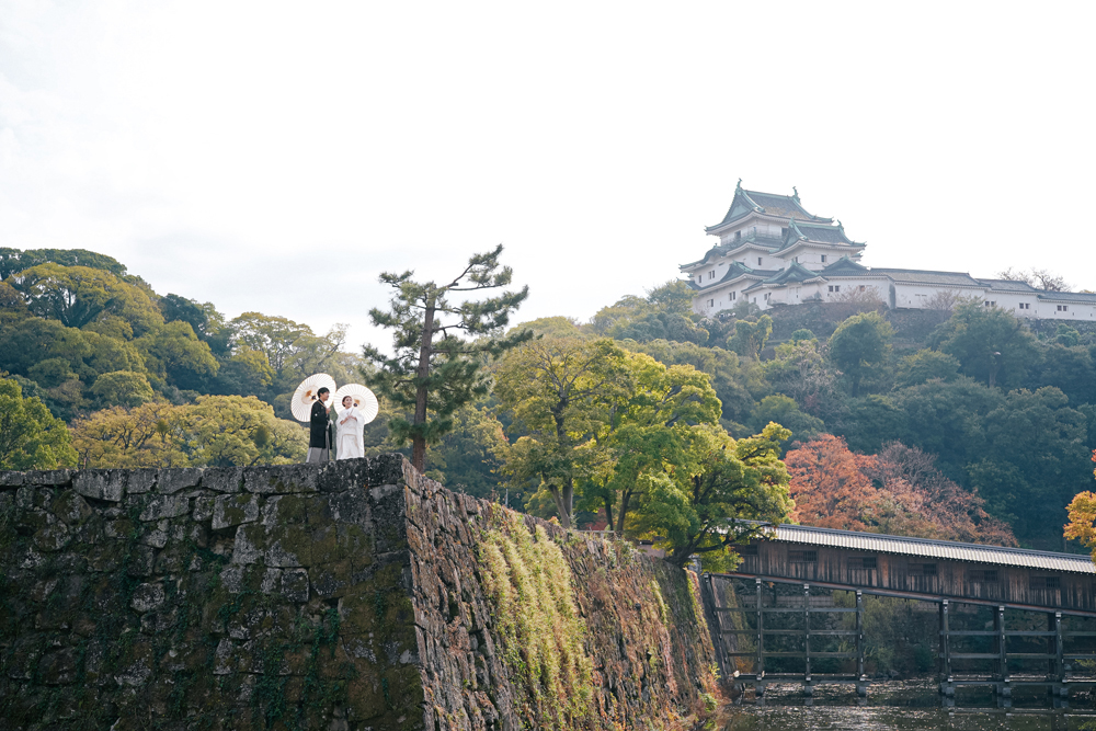 和歌山・和歌山城の前撮り/フォトウェディングのロケーション撮影 | 壮大な和歌山城の景色をバックに。