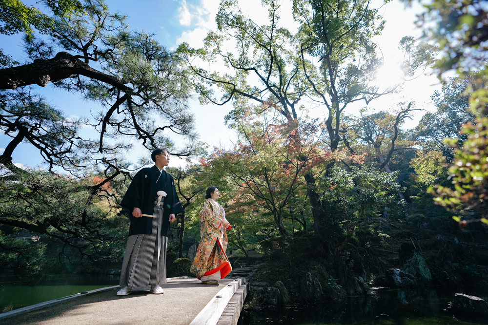 和歌山・和歌山城の前撮り/フォトウェディングのロケーション撮影 | 一面に広がる青い空の下で、前撮りショット。