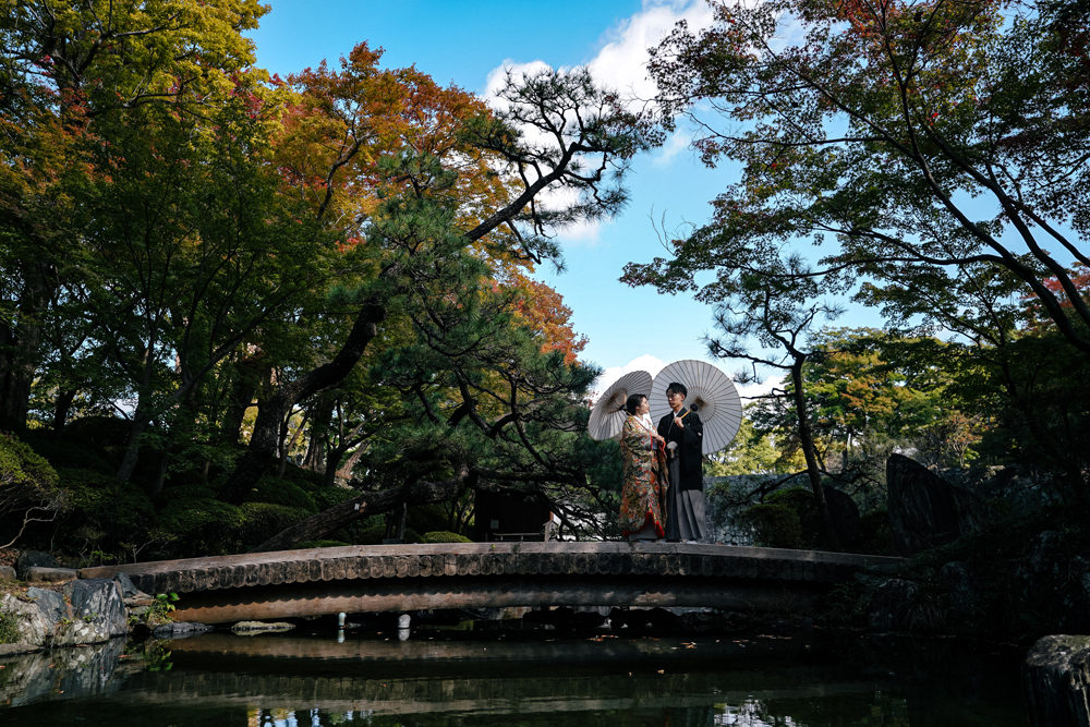 和歌山・和歌山城の前撮り/フォトウェディングのロケーション撮影 | 和歌山城の近くにある日本庭園で和装前撮り。