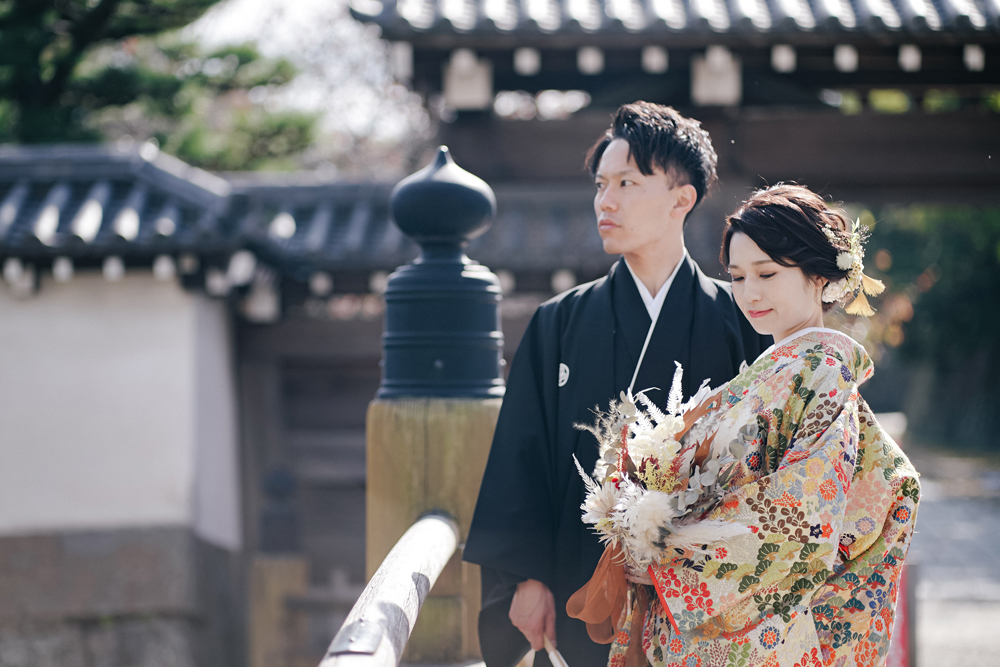 和歌山・和歌山城の前撮り/フォトウェディングのロケーション撮影 | 日本庭園にある橋の上で。