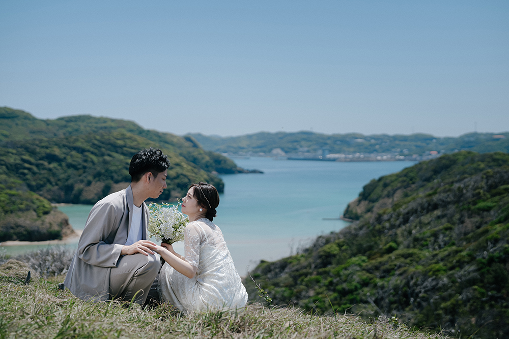長崎・壱岐島の前撮り/フォトウェディングのロケーション撮影 | 高台から見る海の綺麗さが際立ちます。