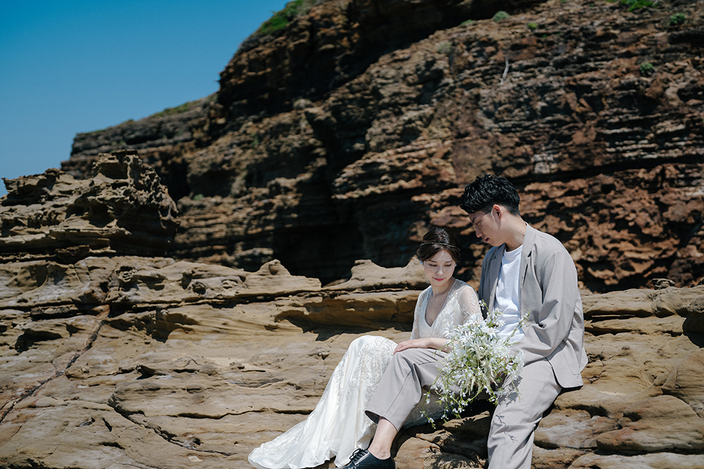 長崎・壱岐島の前撮り/フォトウェディングのロケーション撮影 | 岩場はかっこいい雰囲気に。
