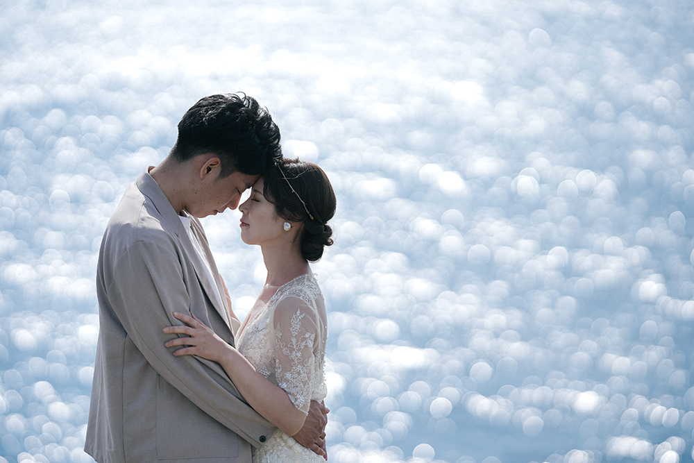 長崎・壱岐島の前撮り/フォトウェディングのロケーション撮影 | 光があたってキラキラした海。