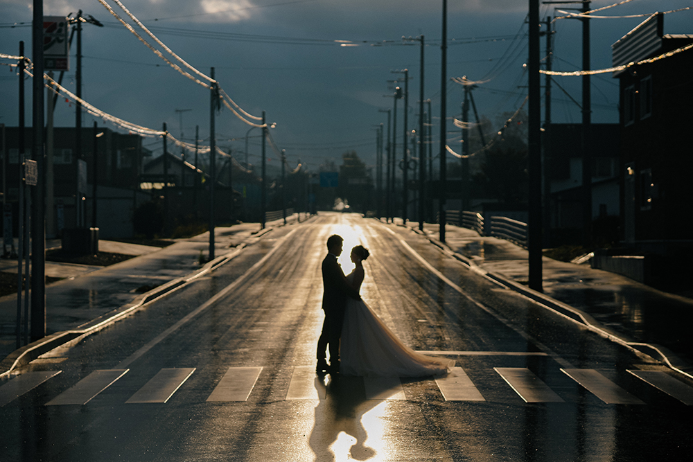 北海道・秋の前撮り/フォトウェディングのロケーション撮影 | 差し込む神秘的な光。