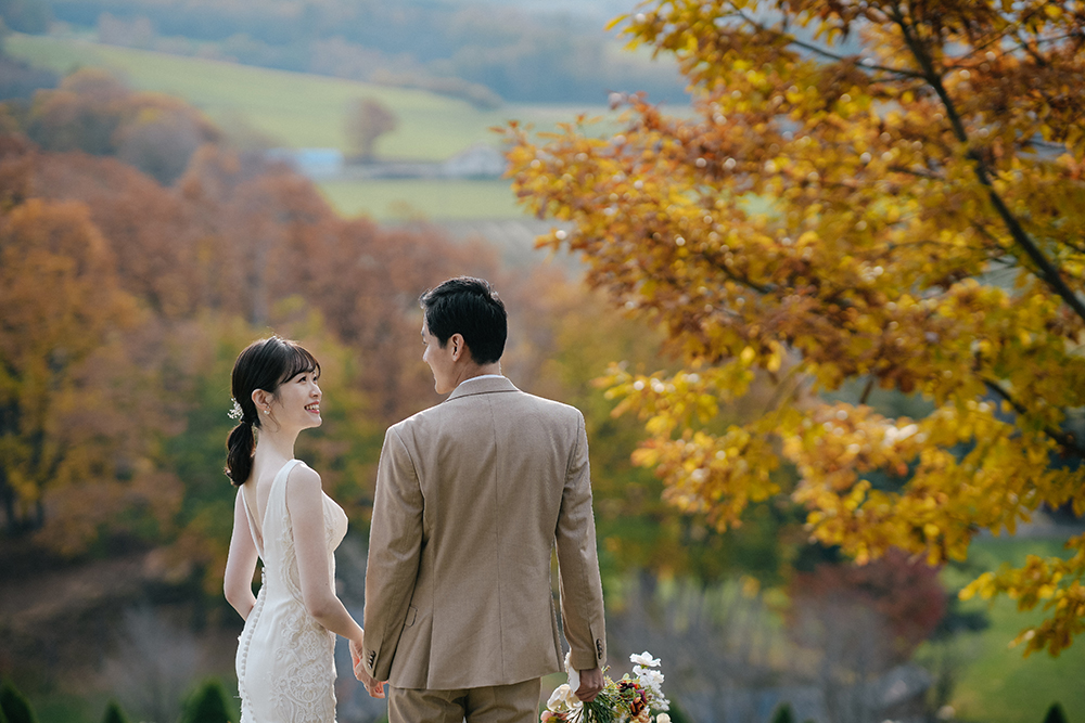 北海道・秋の前撮り/フォトウェディングのロケーション撮影 | まるで海外のよう。