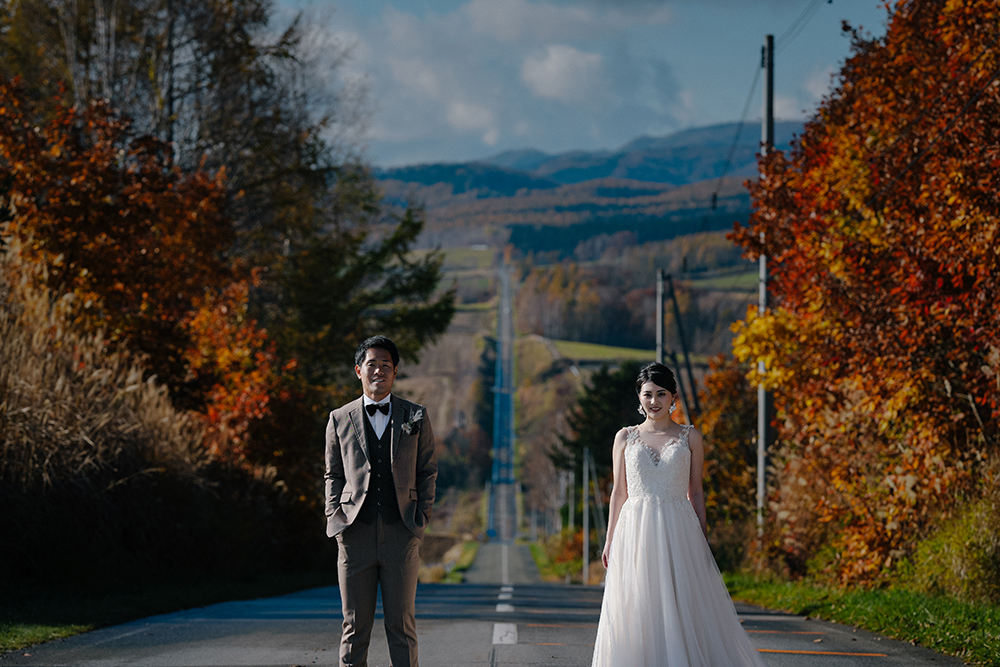 北海道・秋の前撮り/フォトウェディングのロケーション撮影 | 長く続くジェットコースターの道。