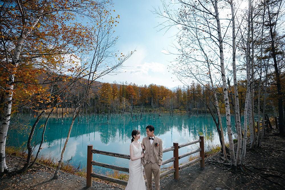 北海道・秋の前撮り/フォトウェディングのロケーション撮影 | 青い池も秋化粧。