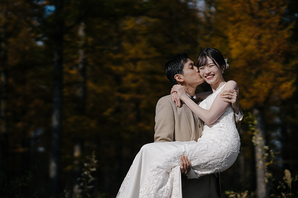 北海道・秋の前撮り/フォトウェディングのロケーション撮影 | 仲良しなお二人。