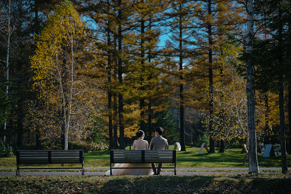 北海道・秋の前撮り/フォトウェディングのロケーション撮影 | ベンチで秋を感じながら。
