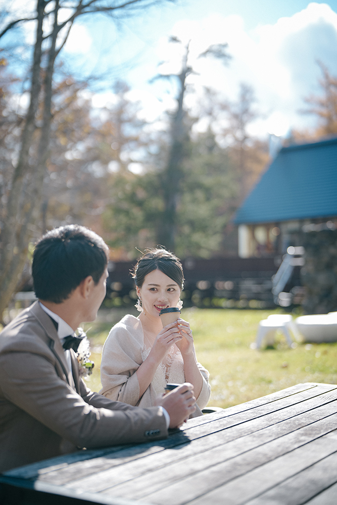 北海道・秋の前撮り/フォトウェディングのロケーション撮影 | カフェで一休み。