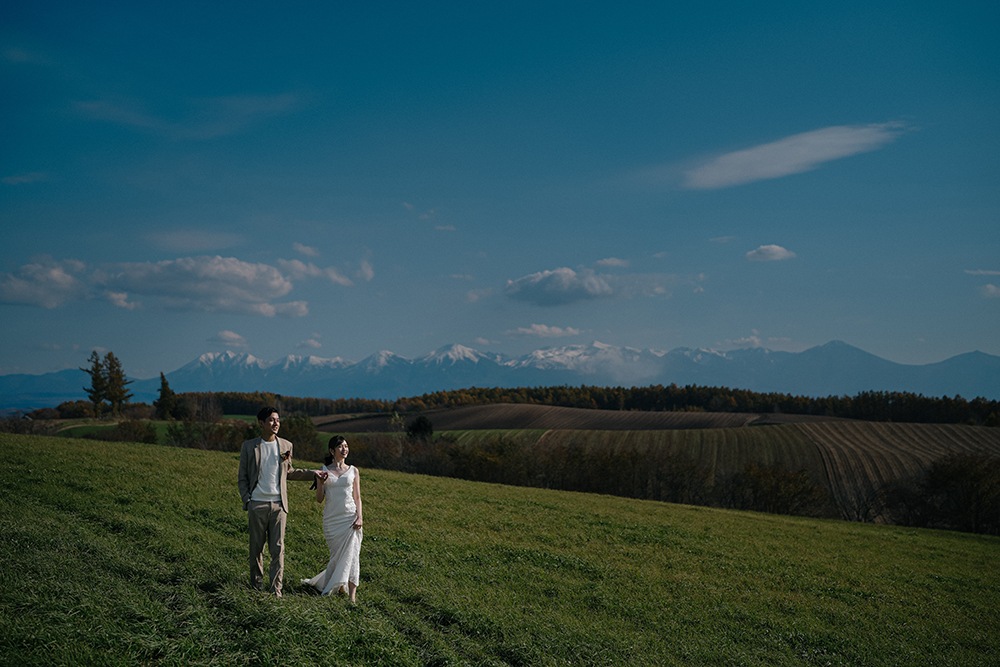 北海道・秋の前撮り/フォトウェディングのロケーション撮影 | 広大な大地は北海道ならでは。