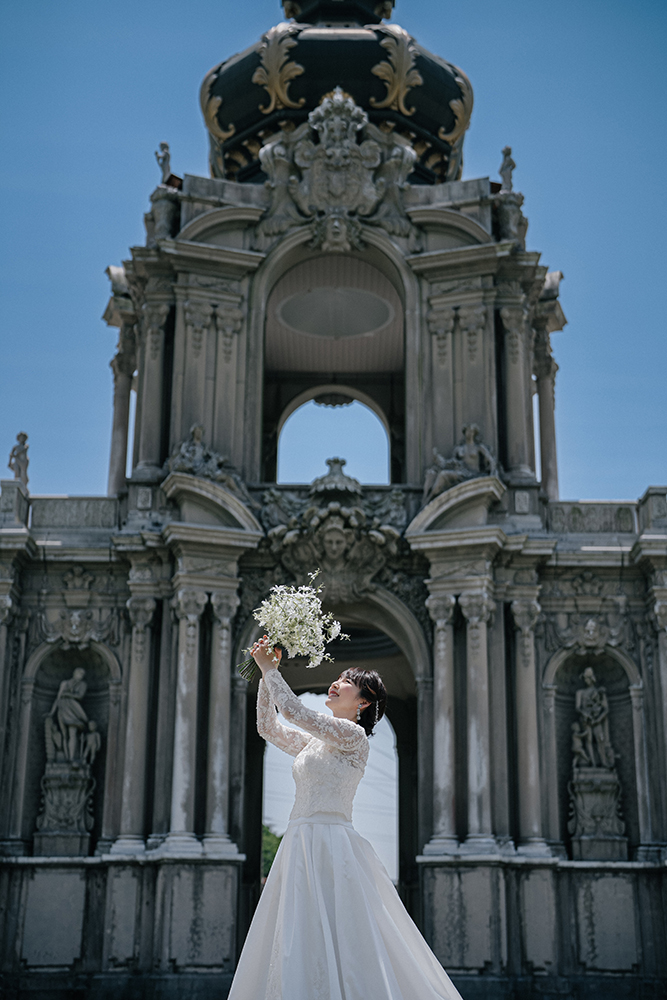 佐賀・有田ポーセリンパークの前撮り/フォトウェディングのロケーション撮影 | ドイツの宮殿を再現した建物とともに。