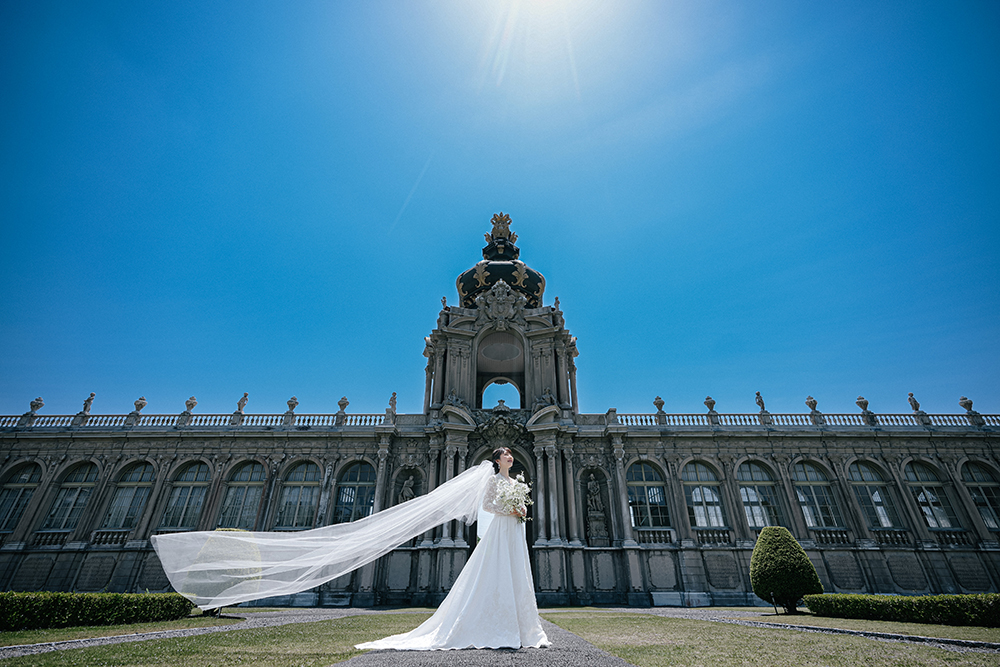 佐賀・有田ポーセリンパークの前撮り/フォトウェディングのロケーション撮影 | 宮殿をバックに。