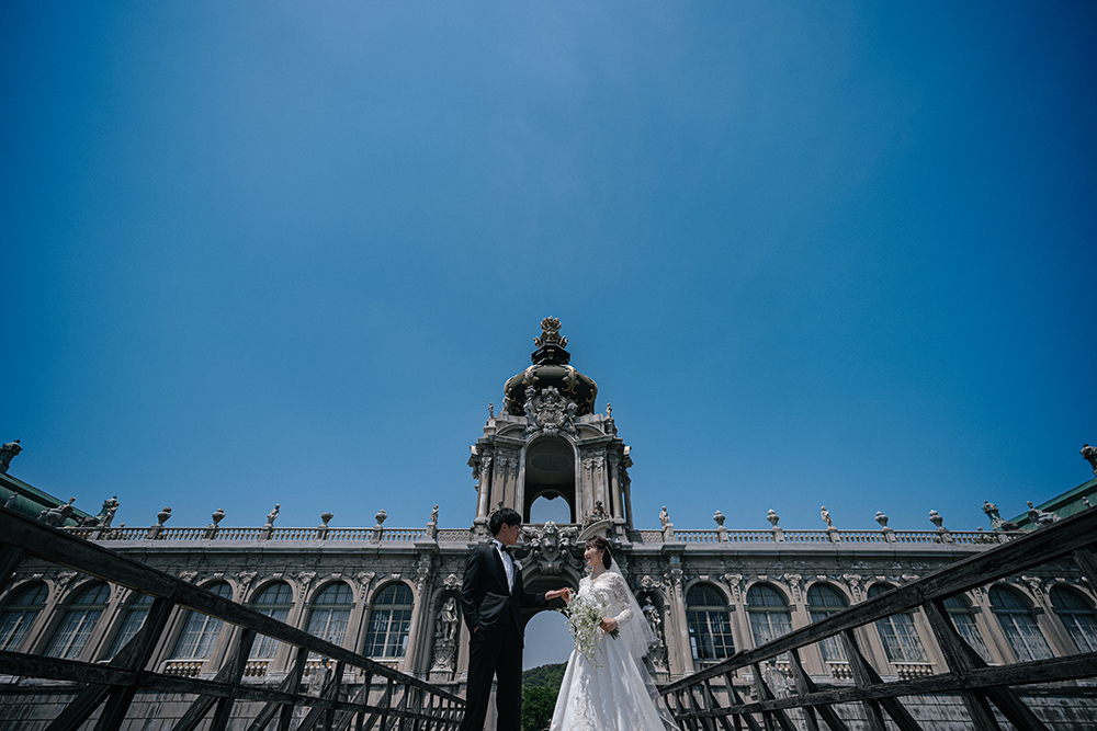 佐賀・有田ポーセリンパークの前撮り/フォトウェディングのロケーション撮影 | ドイツの宮殿を再現した建物とともに。