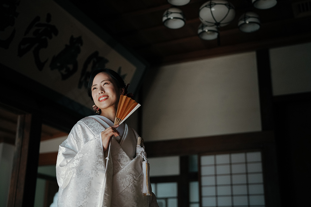 静岡・法多山尊永寺の前撮り/フォトウェディングのロケーション撮影 | 扇子も使って撮影。