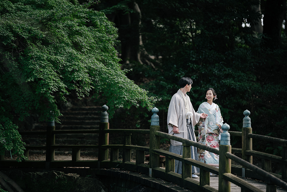 静岡・浜松城公園の前撮り/フォトウェディングのロケーション撮影 | 日本庭園にある太鼓橋での前撮り。