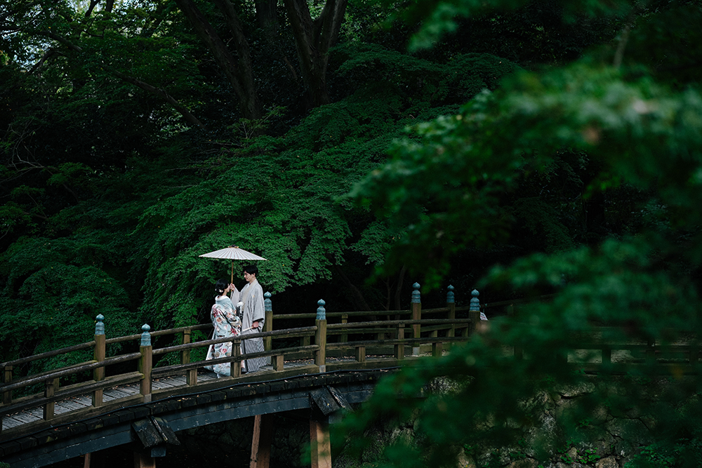 静岡・浜松城公園の前撮り/フォトウェディングのロケーション撮影 | 日本庭園にある太鼓橋での前撮り。