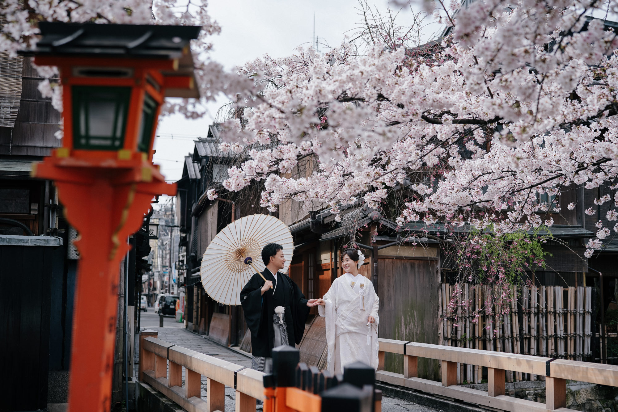 京都祇園の風情ある町並みは、桜での前撮り/フォトウェディングにおすすめ。