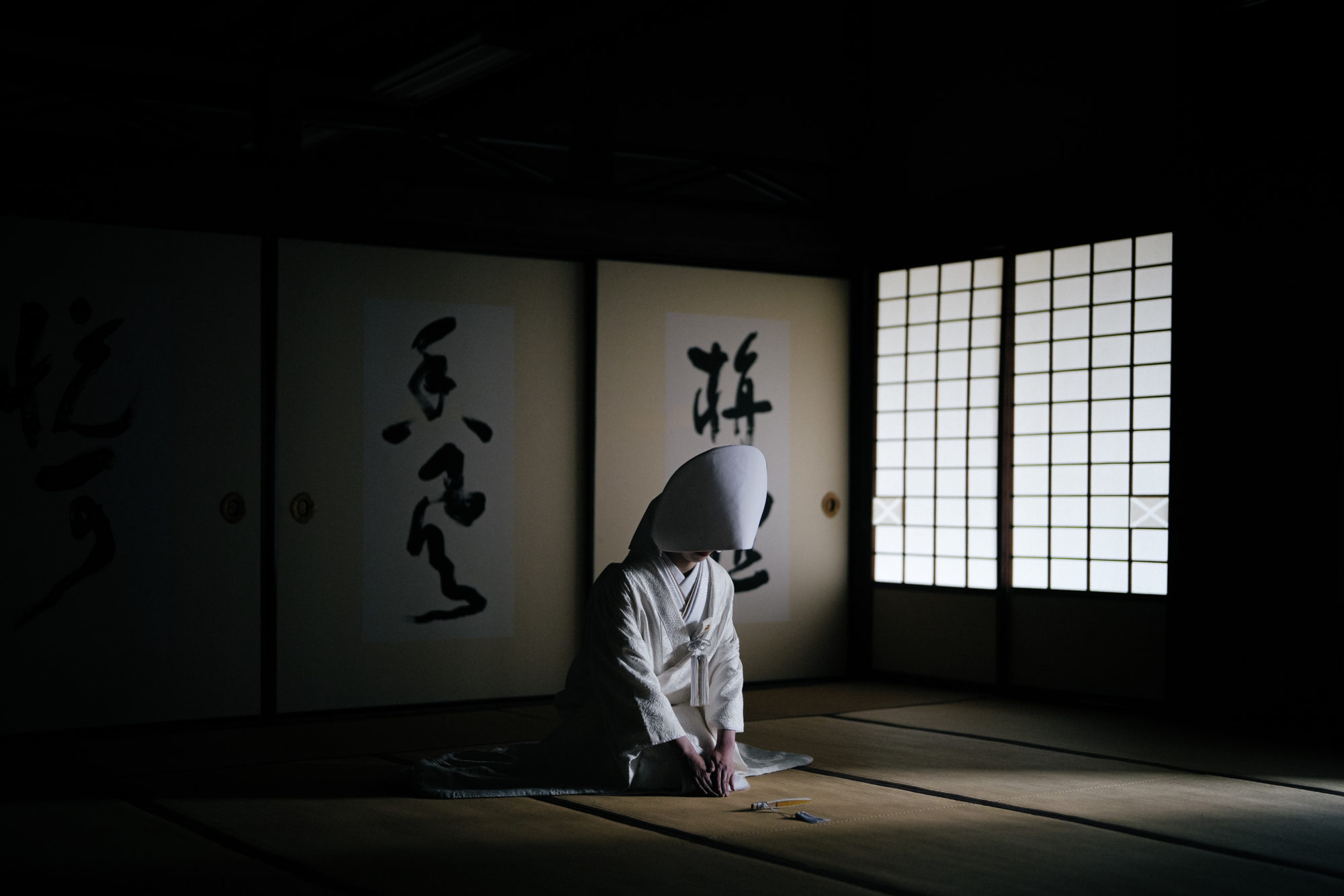 「立本寺」室内で正座をする、白無垢を着た新婦のウェディングフォト