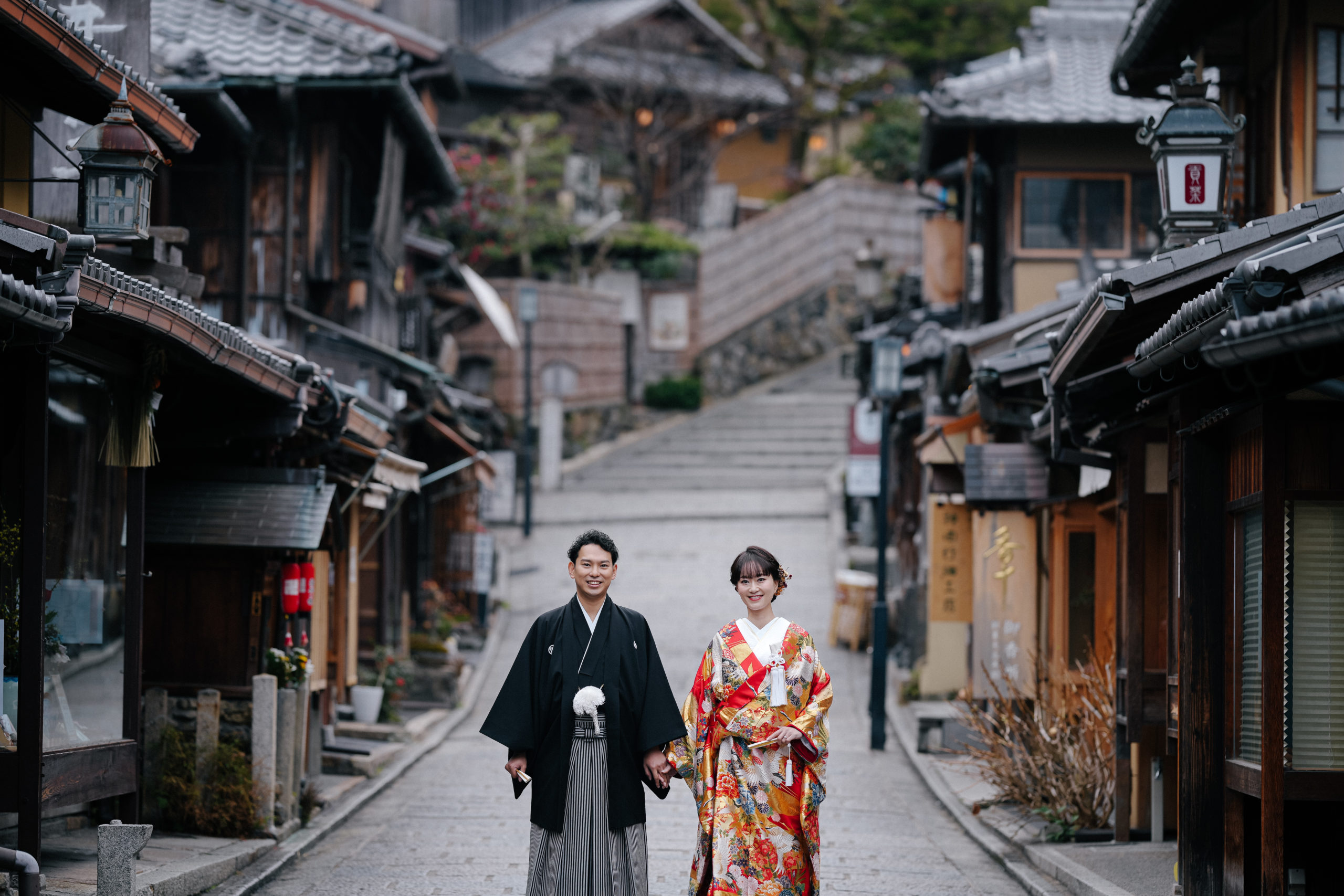 人通りが少なく、二人だけの前撮りが可能な冬の京都の午前中。