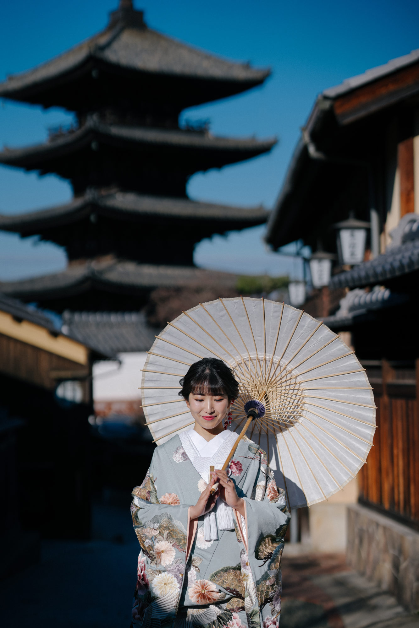冬の大覚寺の前撮り/フォトウェディング。番傘を持つ新婦様。