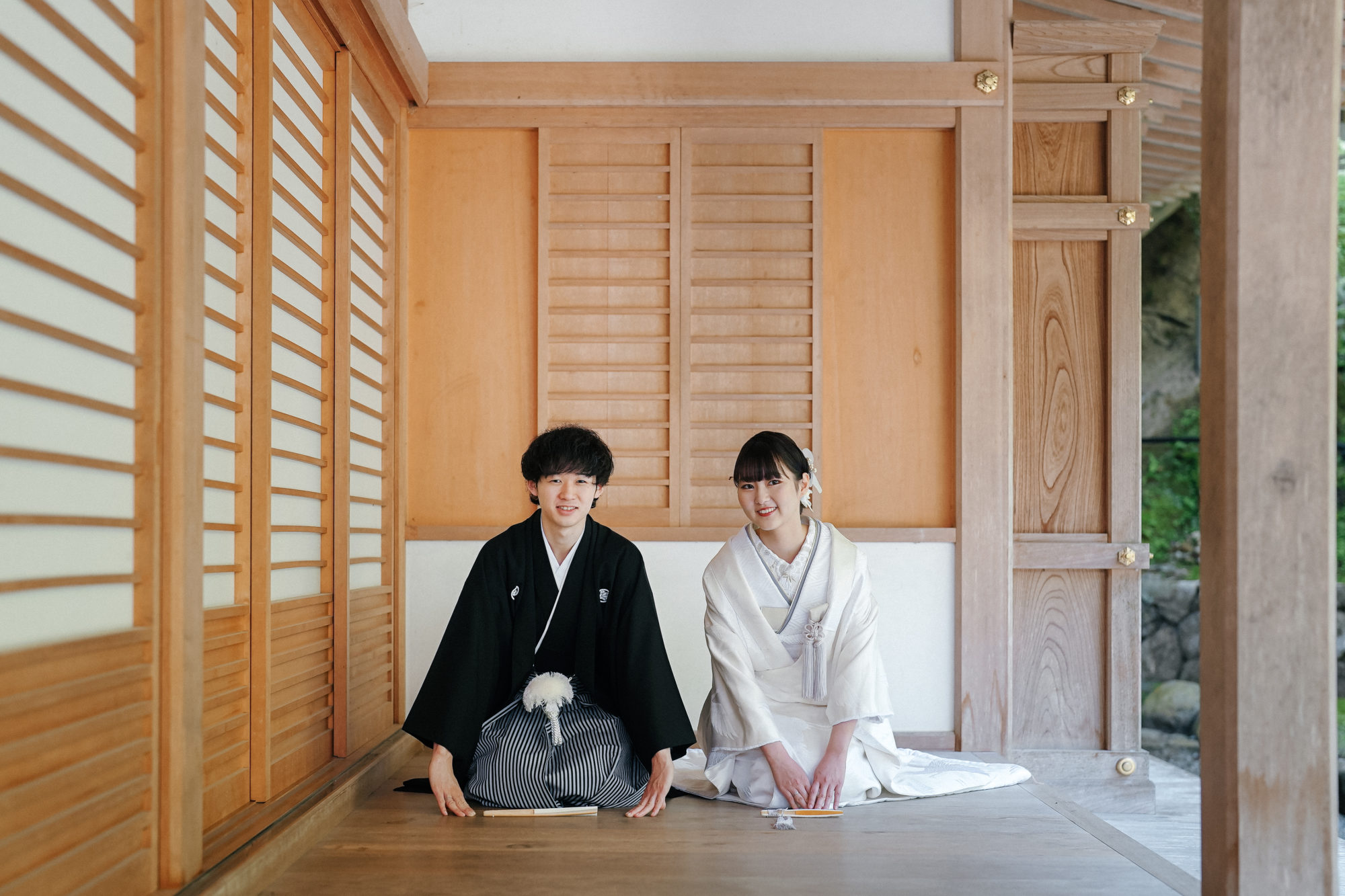 福岡・千如寺の前撮り/フォトウェディングのロケーション撮影 | 定番の正座カット。