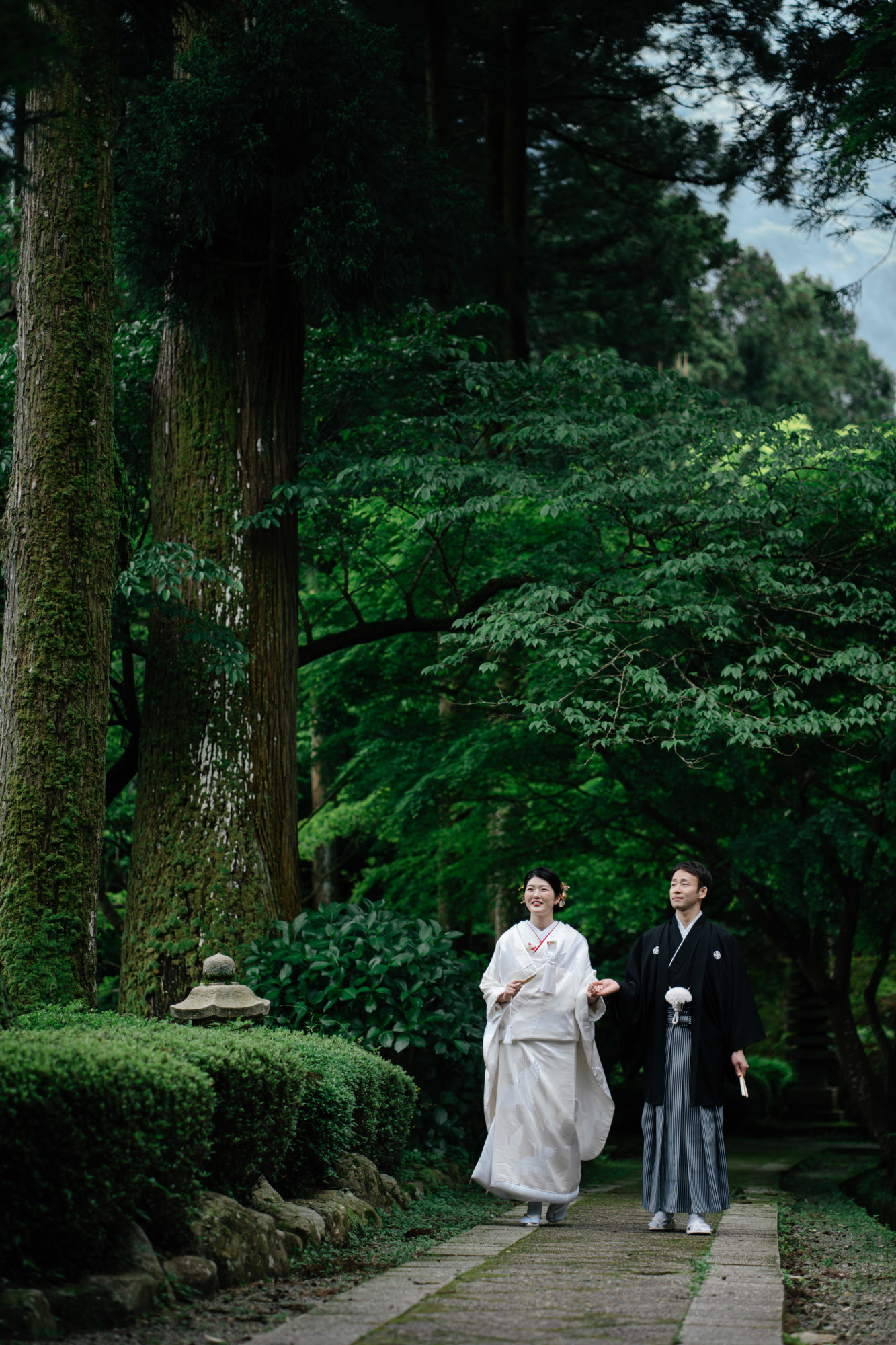 福岡・千如寺の前撮り/フォトウェディングのロケーション撮影 | 糸島の雷山の奥地にひっそりと佇む静かなお寺で和装ロケーション撮影。