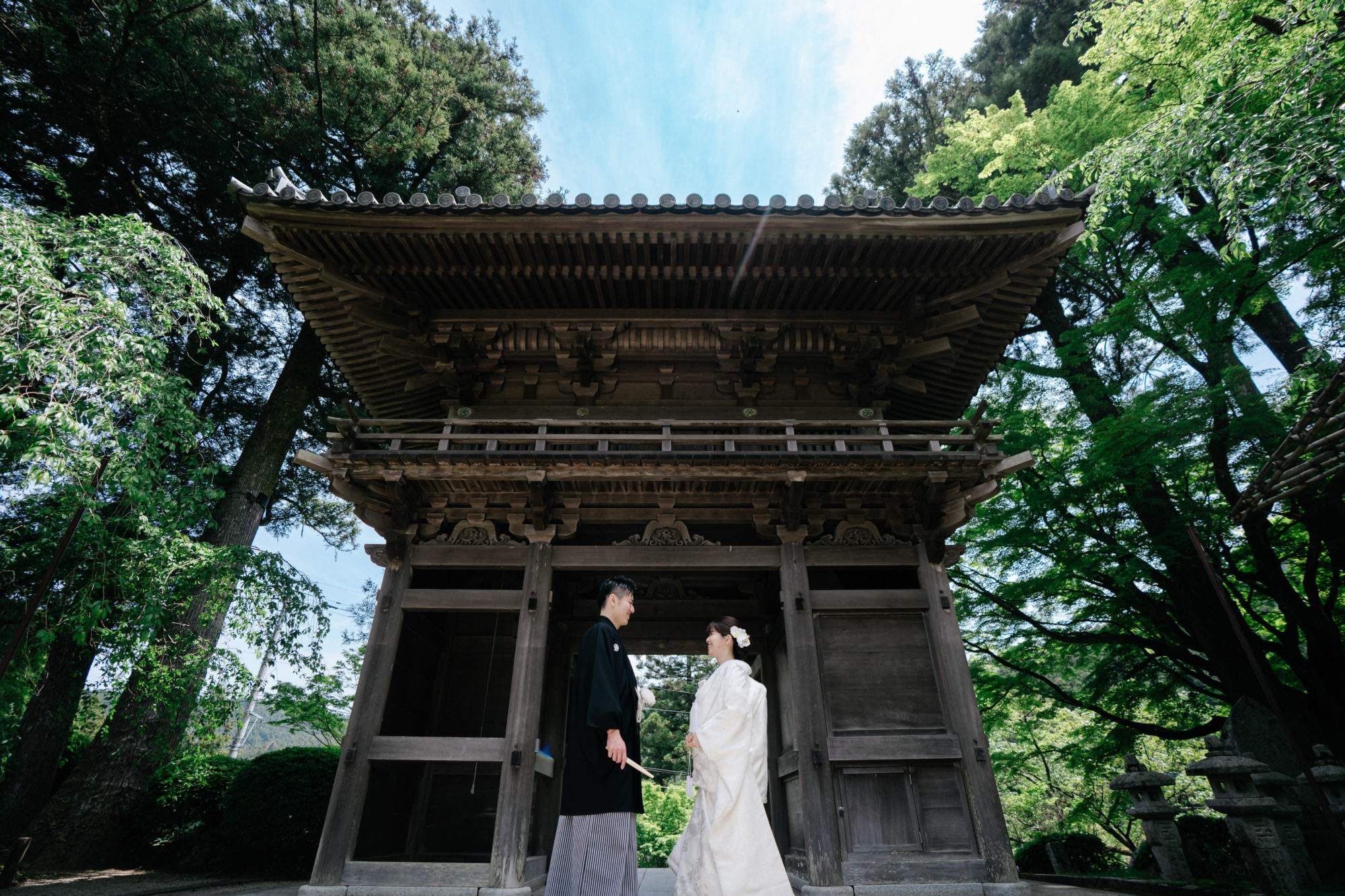 福岡・千如寺の前撮り/フォトウェディングのロケーション撮影 | 歴史ある山門をバックに。