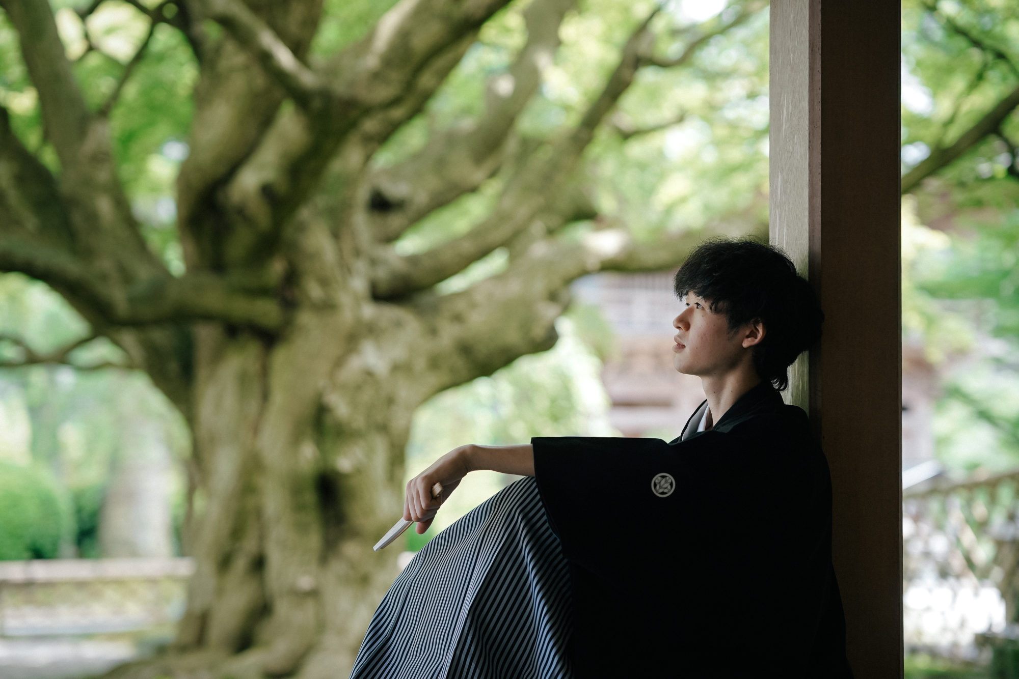 福岡・千如寺の前撮り/フォトウェディングのロケーション撮影 | 縁側でソロショット。