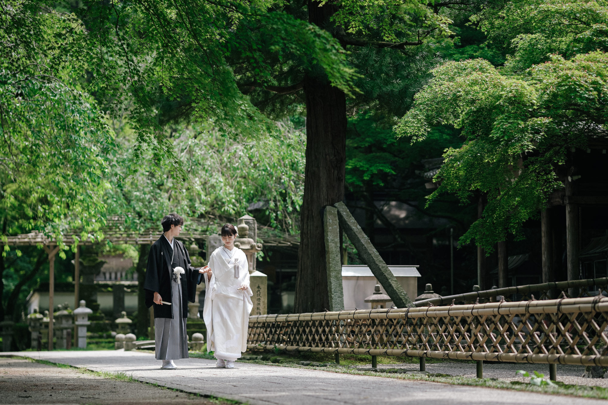 福岡・千如寺の前撮り/フォトウェディングのロケーション撮影 | 和装が映える境内。