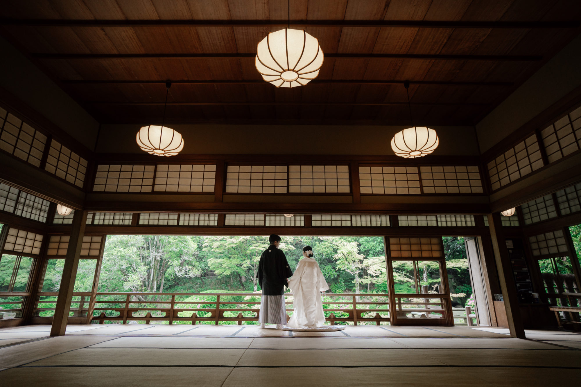福岡・友泉亭公園の前撮り/フォトウェディングのロケーション撮影 | 友泉亭・大広間にて後ろ姿ショット