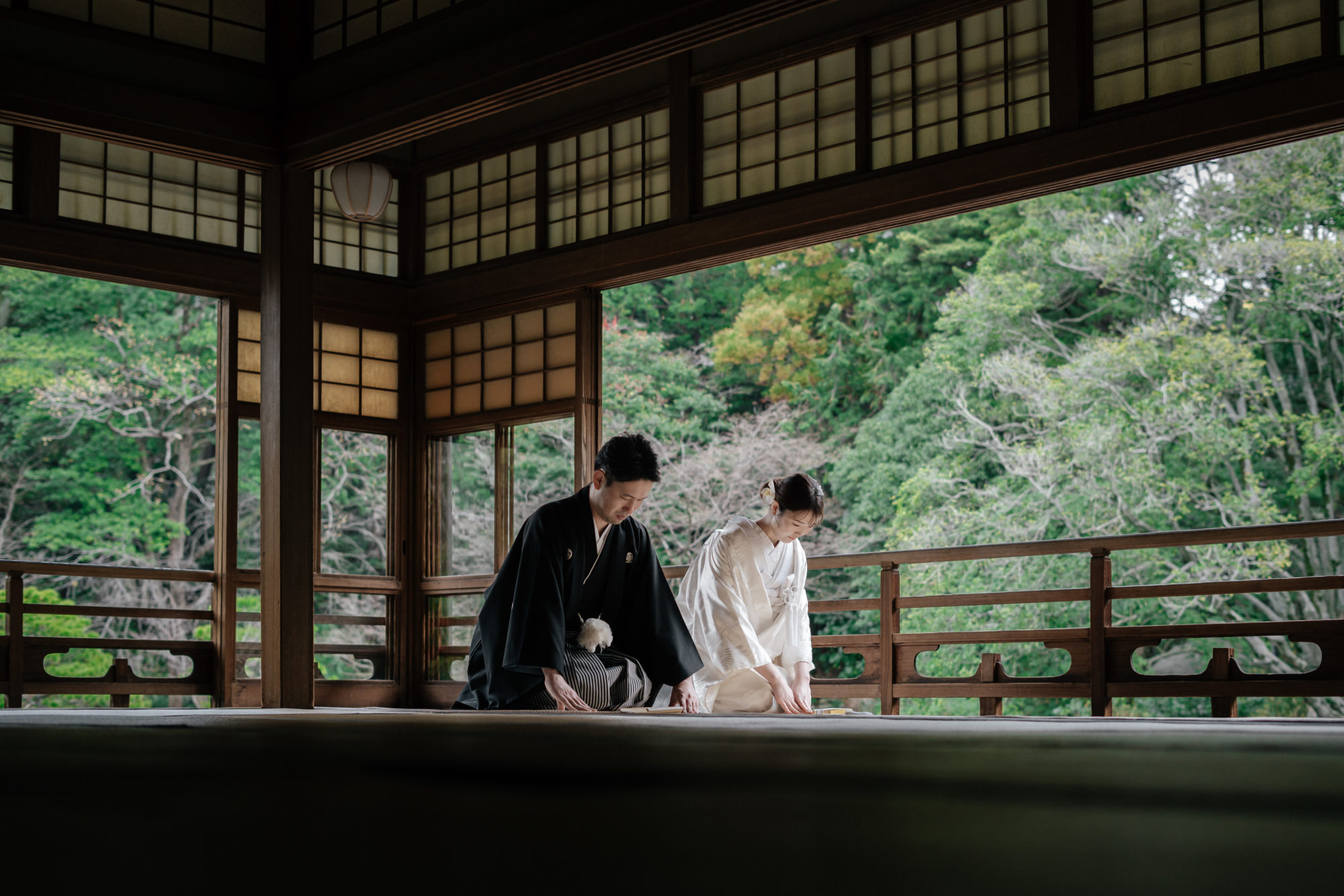 福岡・友泉亭公園・大広間の前撮り/フォトウェディングのロケーション撮影 | 人気の大広間での正座ショット