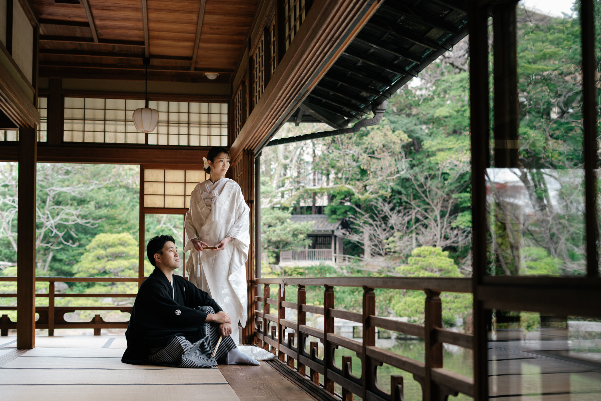福岡・友泉亭公園・大広間の前撮り/フォトウェディングのロケーション撮影 | 大広間から日本庭園を望む