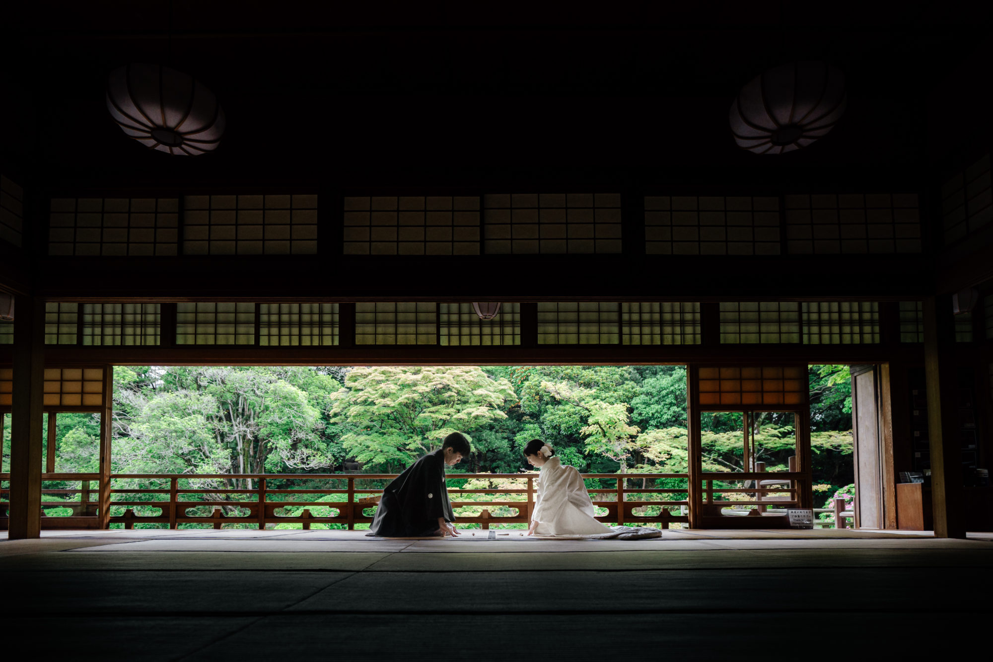 福岡・友泉亭公園の前撮り/フォトウェディングのロケーション撮影 | 友泉亭の大広間での正座ショット。