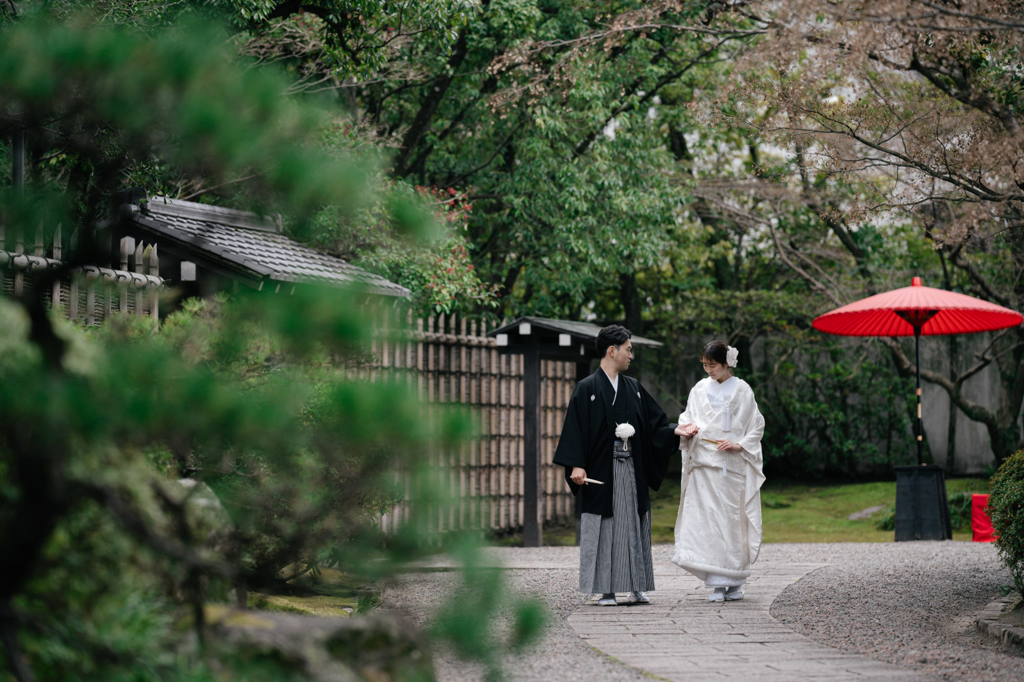 福岡・友泉亭公園の前撮り/フォトウェディングのロケーション撮影 | 広々とした入場口にて歩きショット