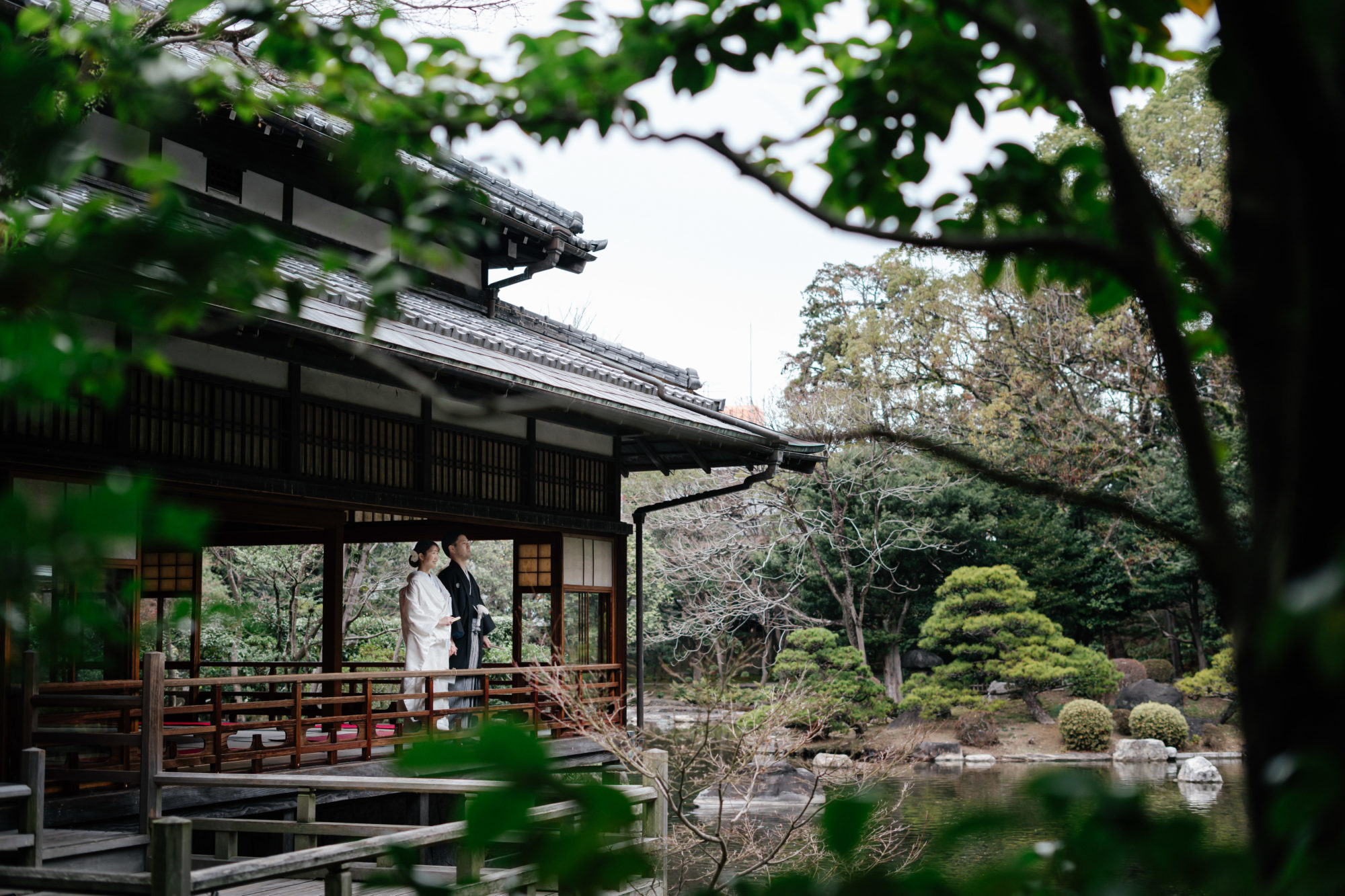福岡・友泉亭公園の前撮り/フォトウェディングのロケーション撮影 | 大広間からの景色は圧巻
