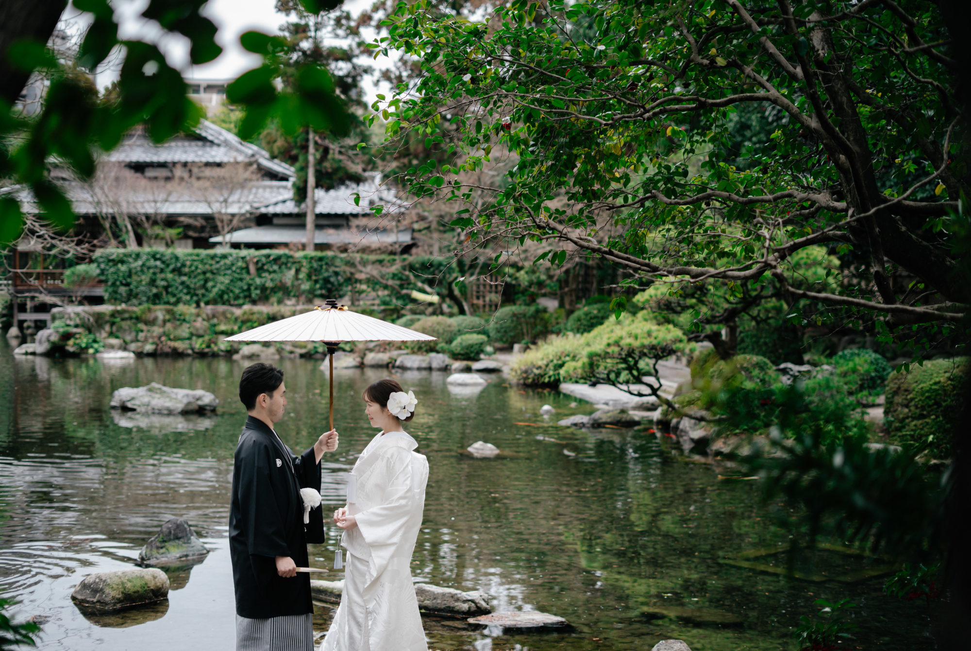 福岡・友泉亭公園・日本庭園の前撮り/フォトウェディングのロケーション撮影 | 池をバックに番傘ショット