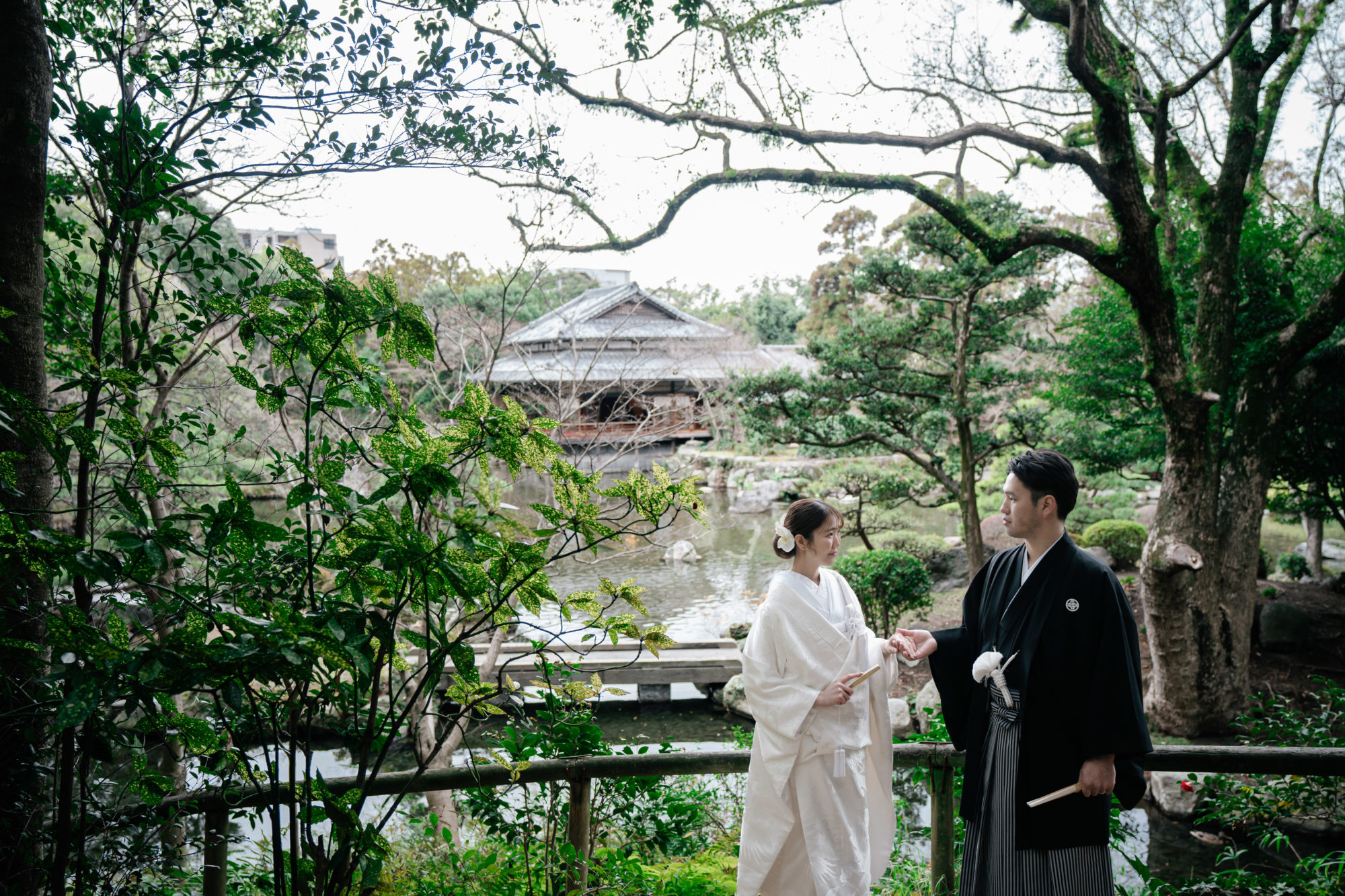 福岡・友泉亭公園・日本庭園の前撮り/フォトウェディングのロケーション撮影 | 日本庭園内を散策