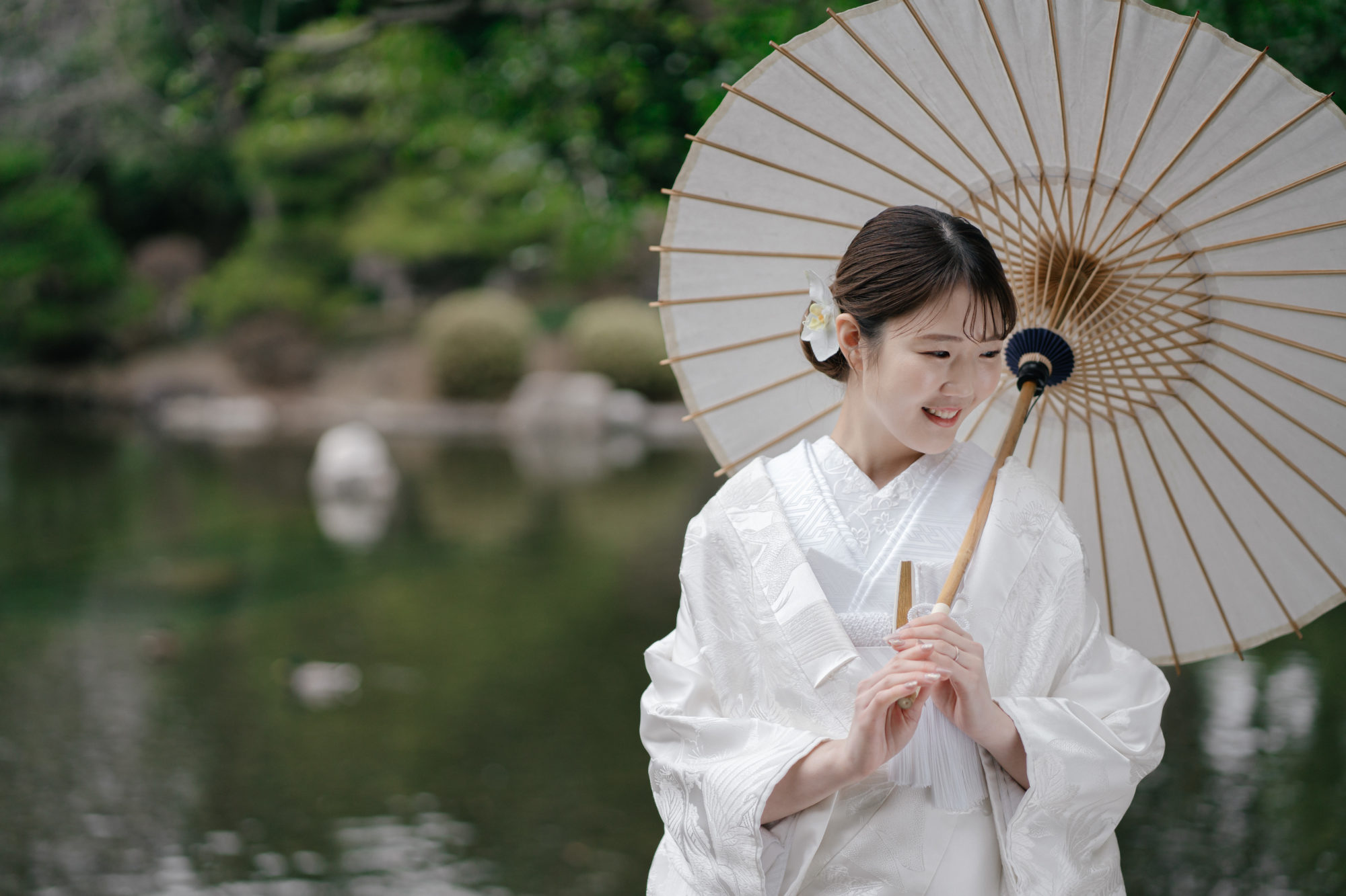 福岡・友泉亭公園・日本庭園の前撮り/フォトウェディングのロケーション撮影 | 新婦番傘でソロショット