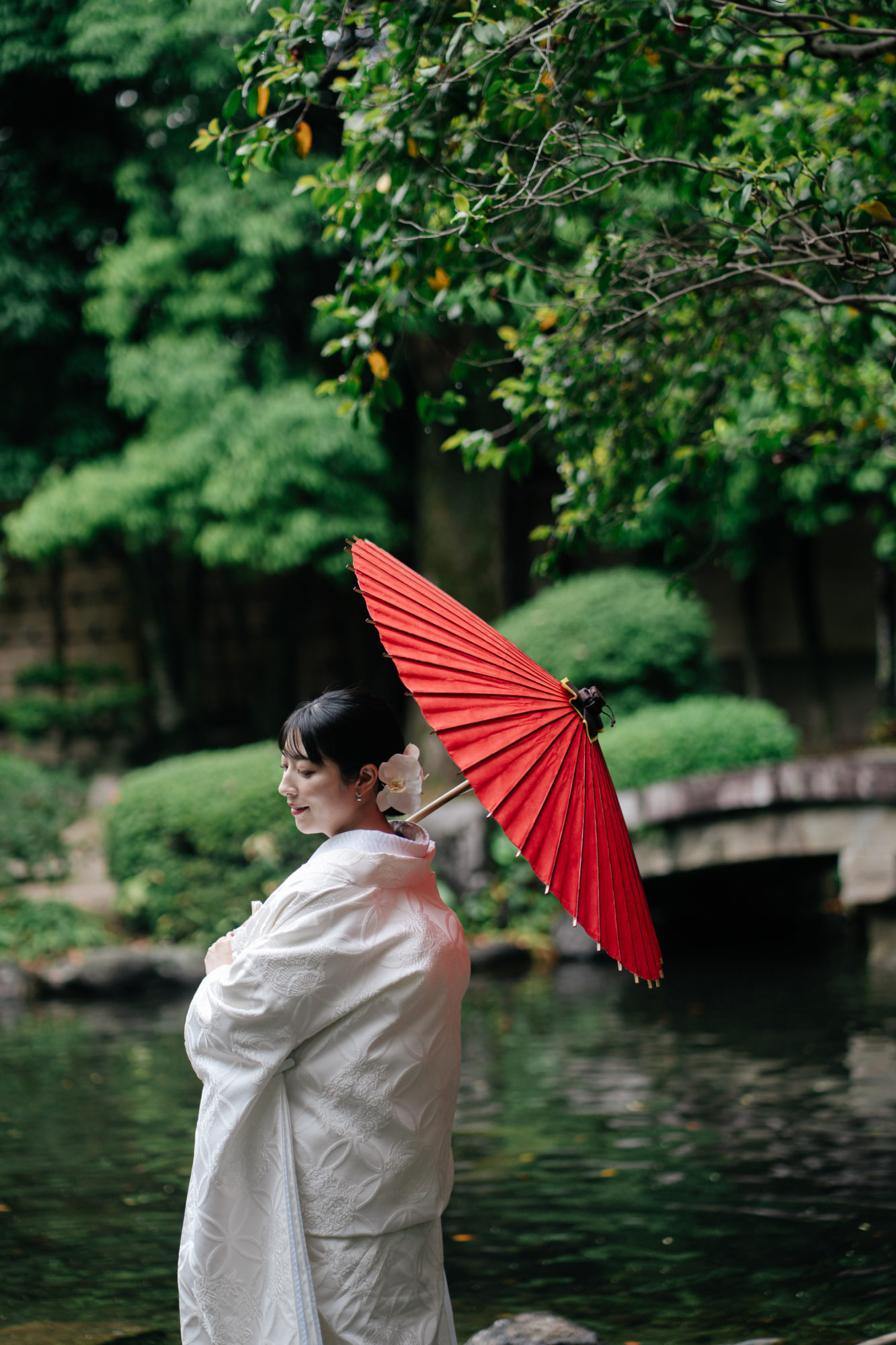 福岡・友泉亭公園の前撮り/フォトウェディングのロケーション撮影 | 赤い番傘が映える和装ロケーションフォト。