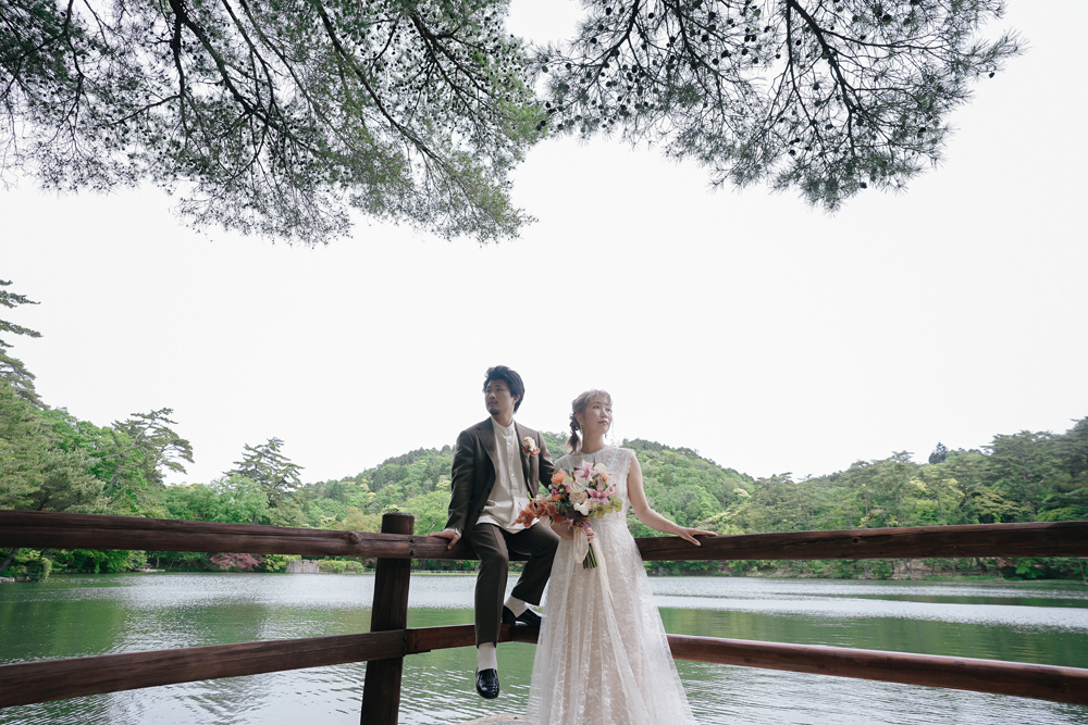 兵庫・再度公園の前撮り/フォトウェディングのロケーション撮影 | 緑いっぱいの水辺でドレス撮影。