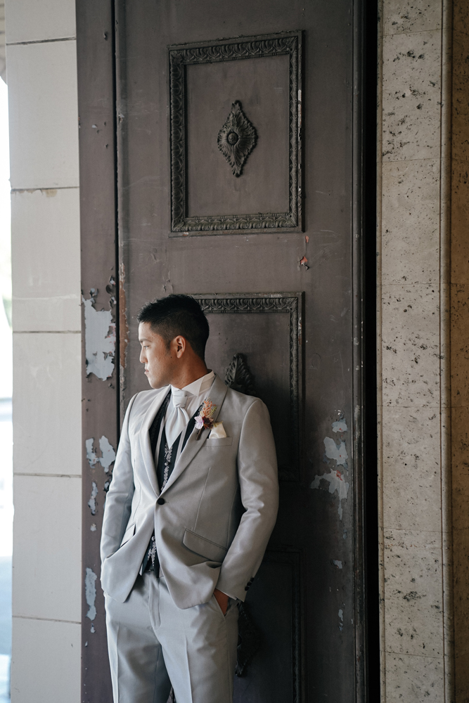 静岡・静岡市役所の前撮り/フォトウェディングのロケーション撮影 | レトロな扉の前はタキシードも映えます。