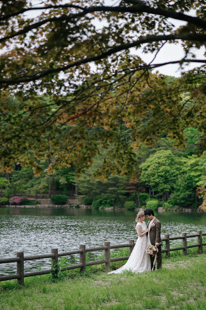 兵庫・再度公園の前撮り/フォトウェディングのロケーション撮影 | 湖畔で二人きりの世界を演出。