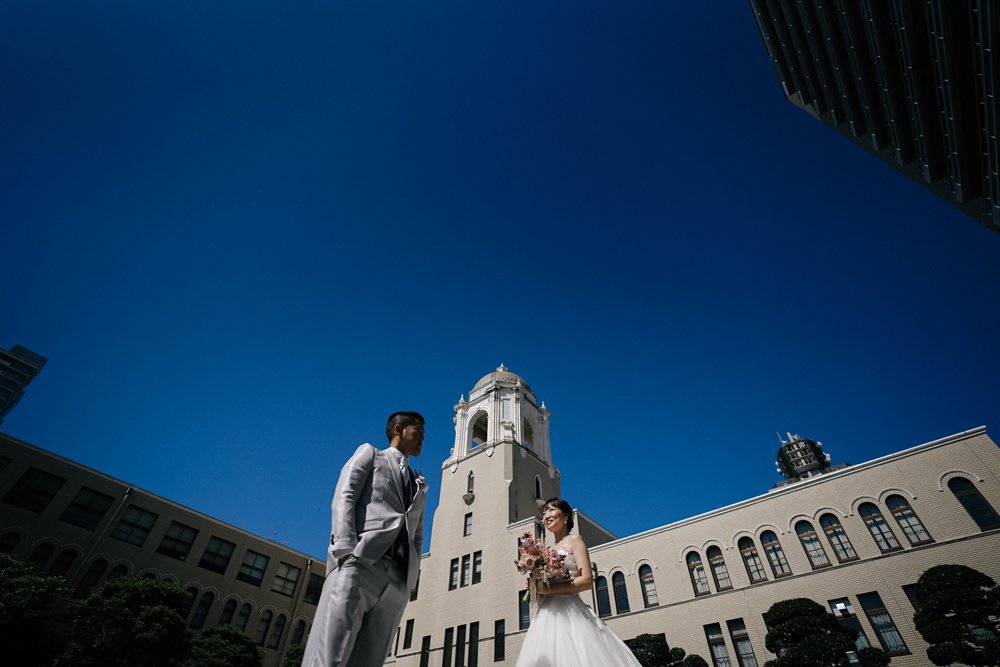 静岡・静岡市役所の前撮り/フォトウェディングのロケーション撮影 | 有形文化財と青空いっぱいの前撮りショット。 