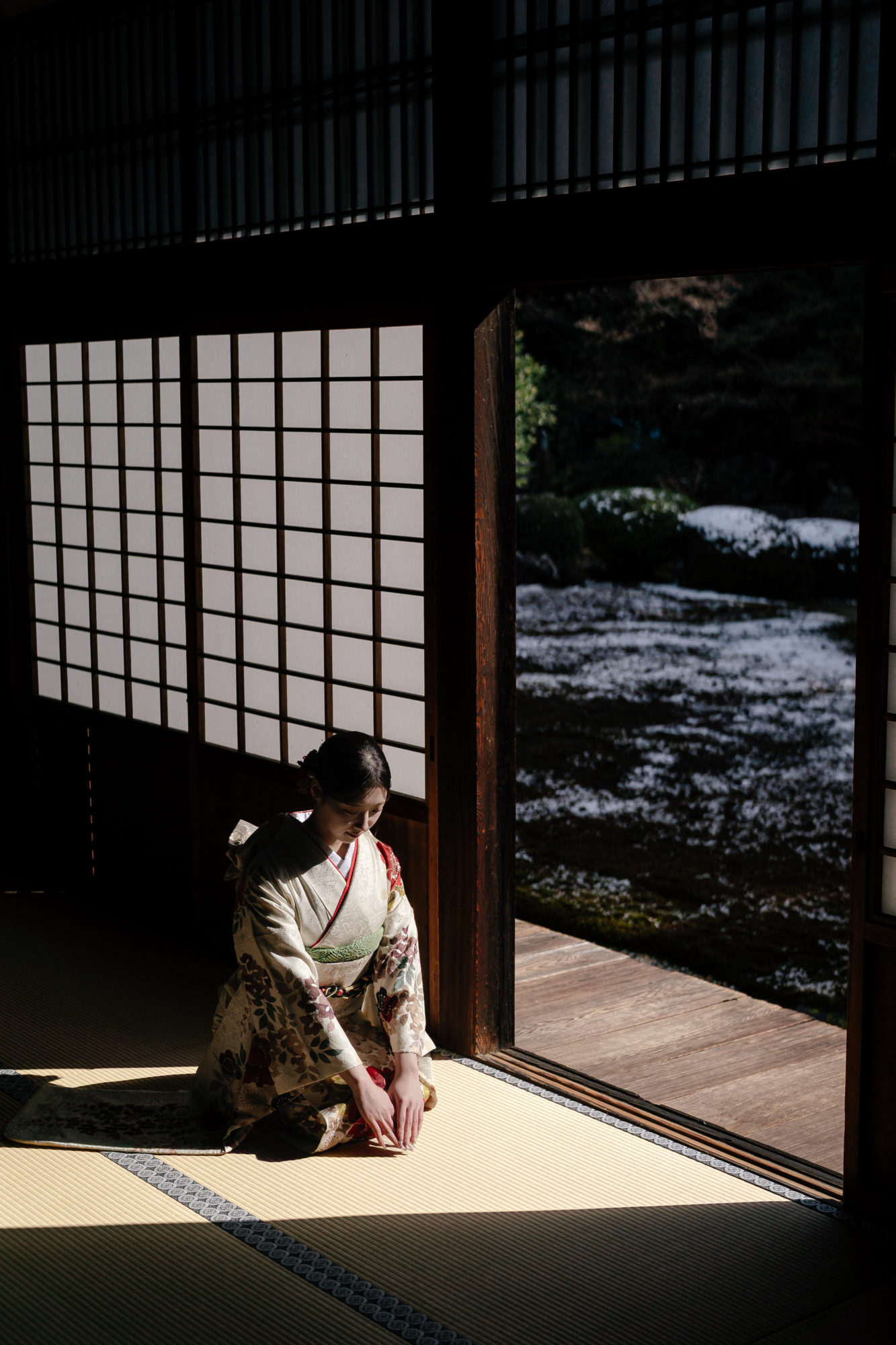 京都・随心院・雪の前撮り/フォトウェディングでのロケーション撮影 | 差し込む光と雪