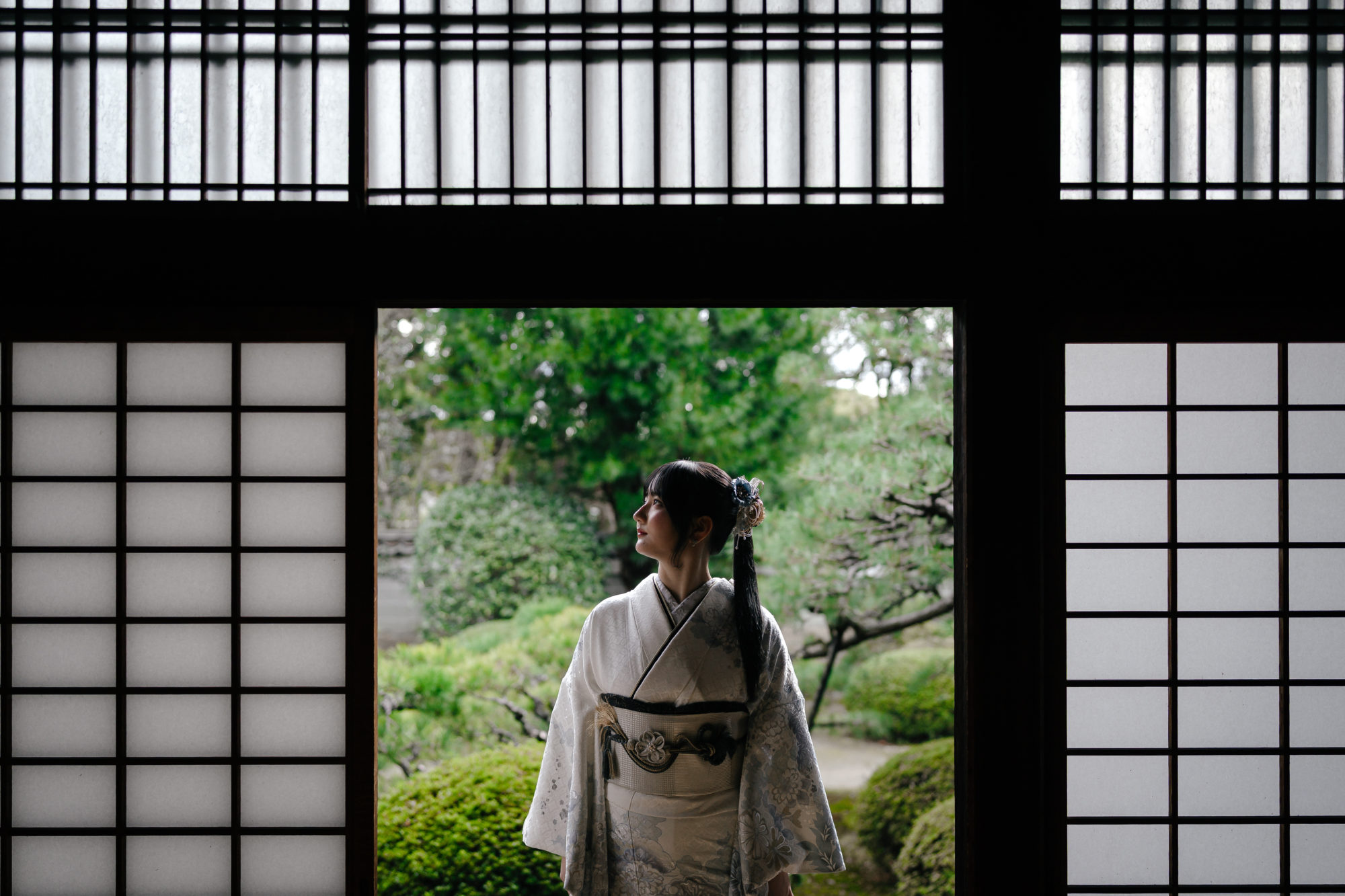 京都・随心院・冬の前撮り/フォトウェディングでのロケーション撮影 | 建物の特徴を取り入れた写真