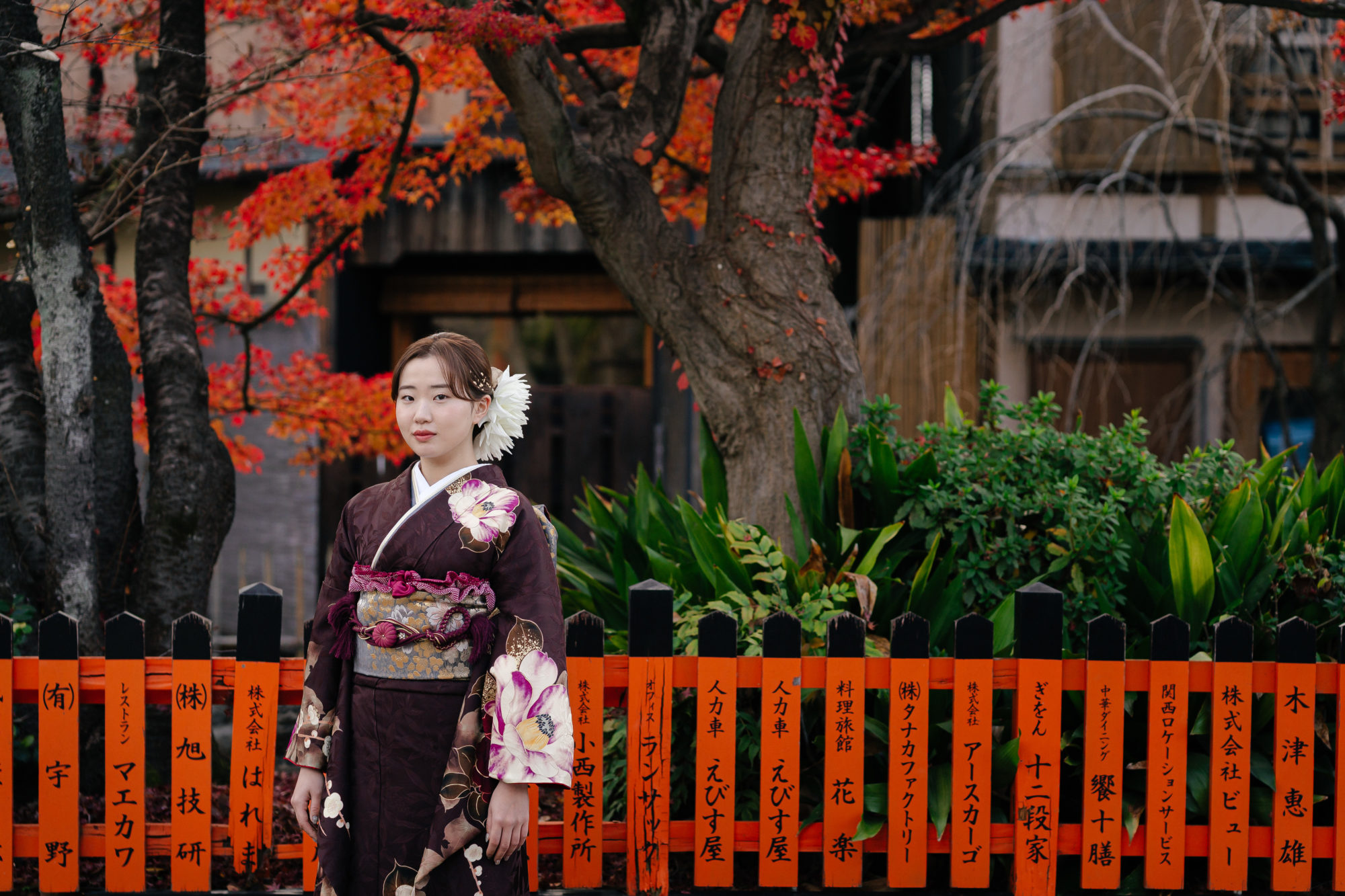 京都・街並み・祇園の前撮り/フォトウェディングでのロケーション撮影 | 祇園の紅葉と